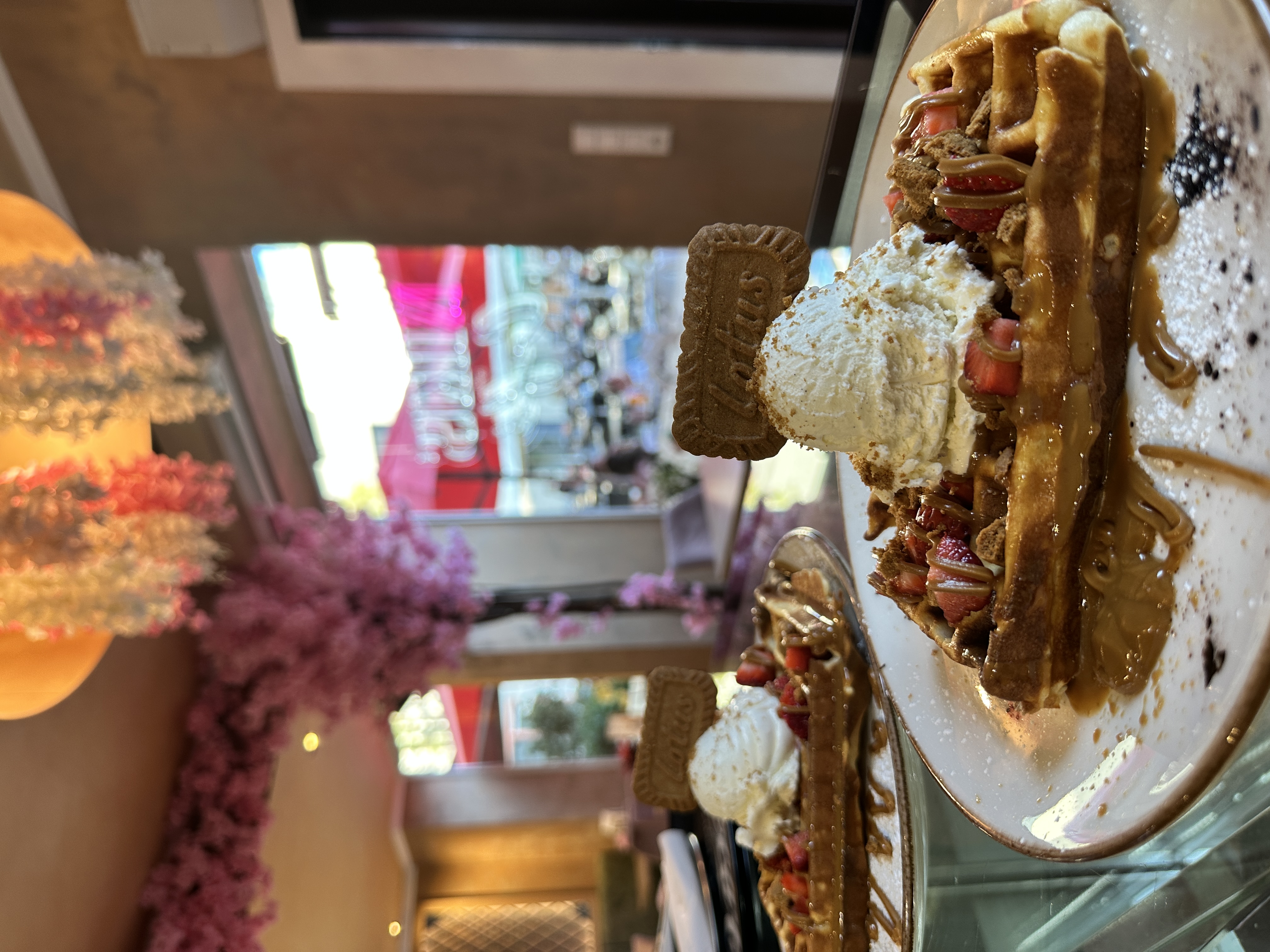Frische Crêpes und heiße Waffeln mit Toppings im Niki’s Café Offenburg auf dem Marktplatz