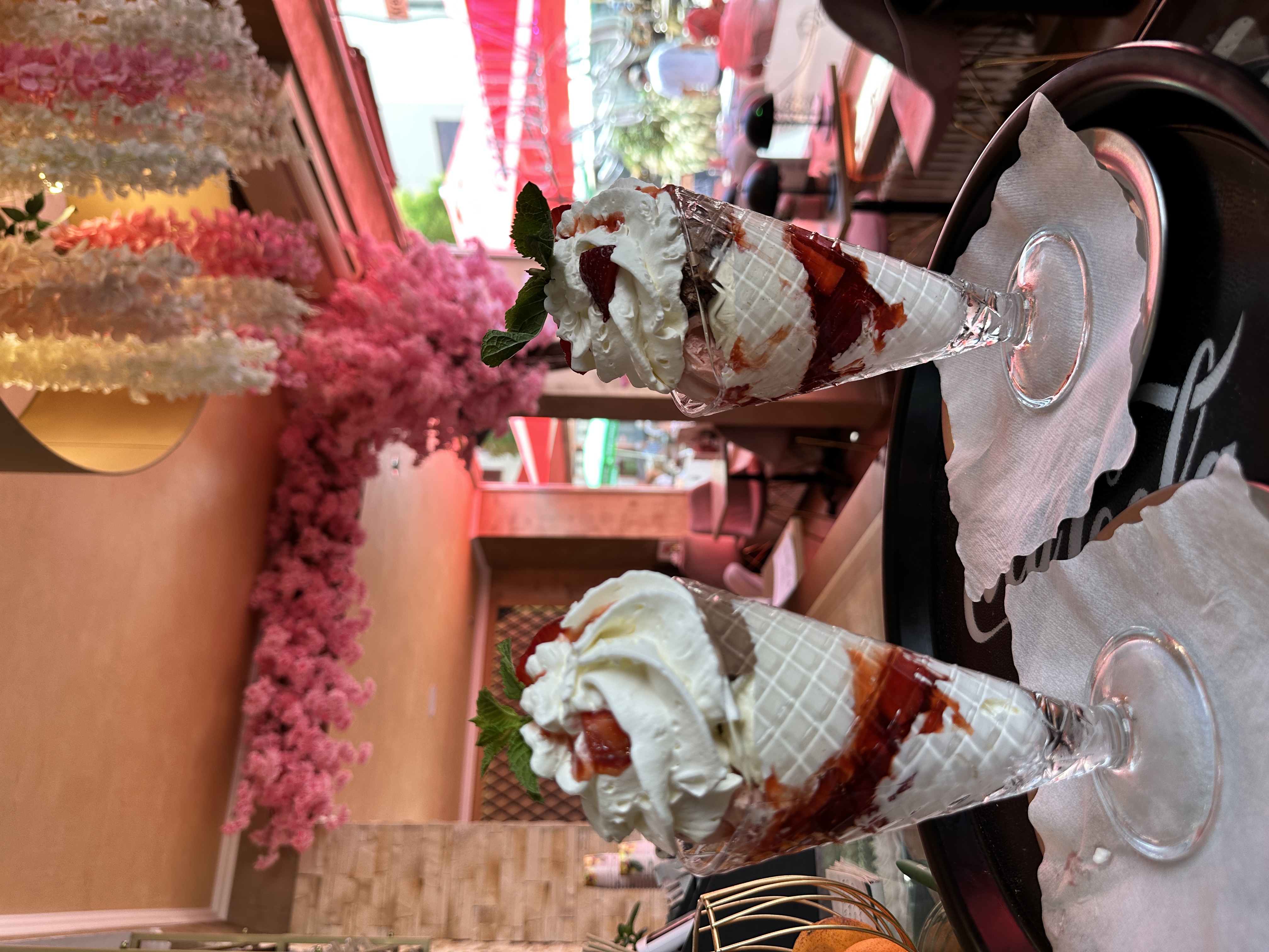 Hausgemachte Eisspezialitäten im Niki’s Café Offenburg – Eisbecher, Waffeln, Fruchteis und mehr