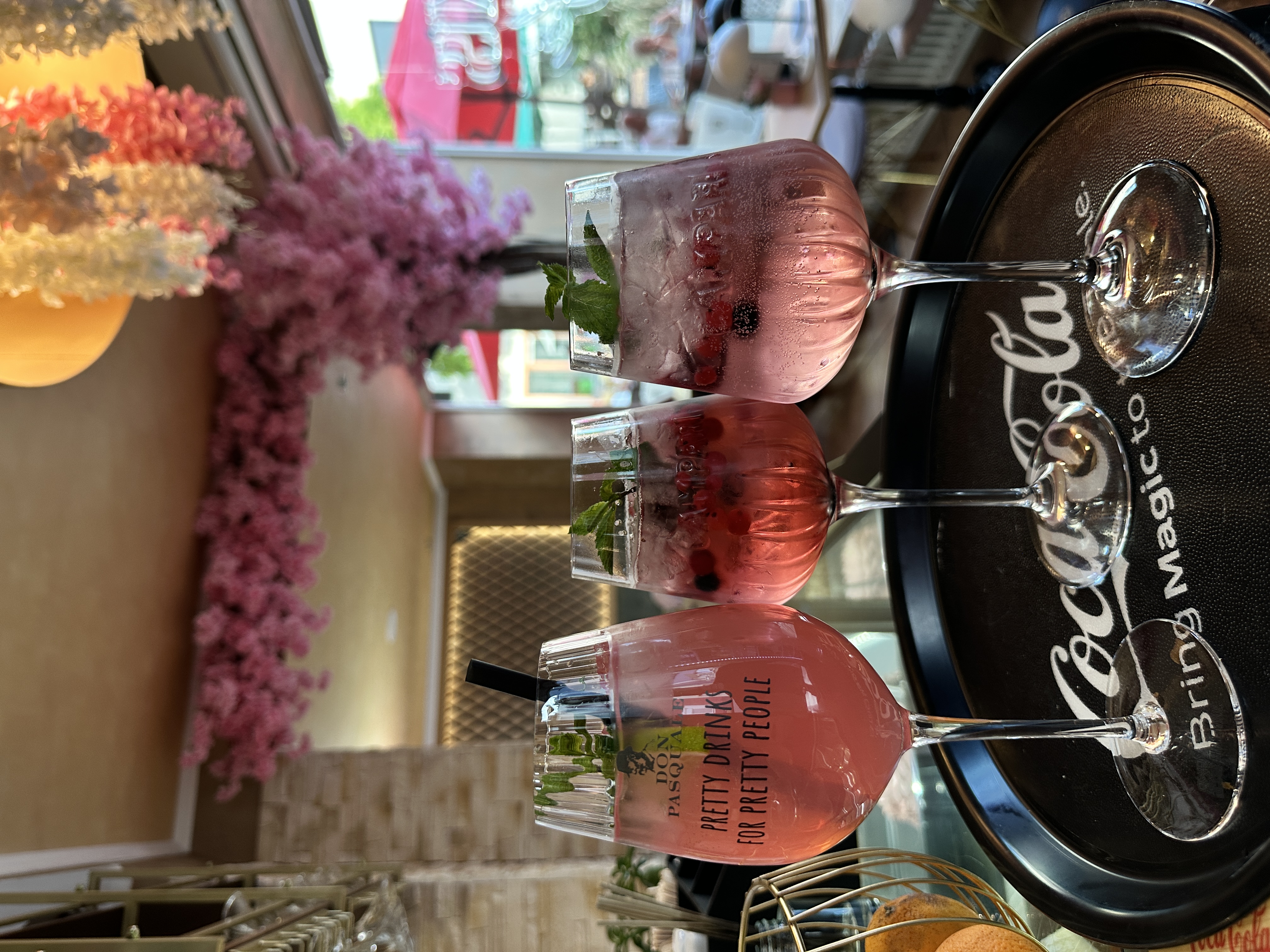 Aperol, Lillet, Limoncello und Cocktails im Niki's Café Offenburg auf dem Marktplatz